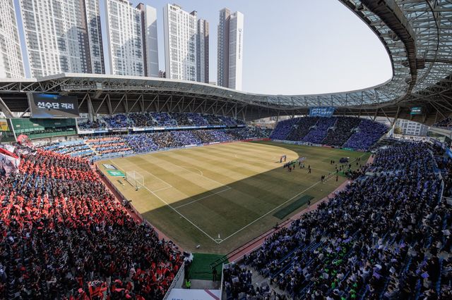 인천과 서울의 새 시즌 K리그1 공식 개막전이 열린 28일 인천축구전용경기장엔 1만8108명의 팬들이 입장했다. 구단 통산 세 번째 매진 사례다. 사진제공｜한국프로축구연맹