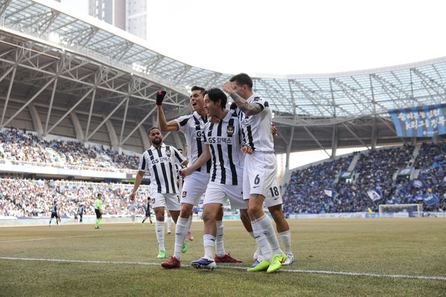 서울 송민규(가운데)가 28일 인천축구전용경기장서 열린 인천과 K리그1 공식 개막전서 후반 첫 골을 성공시킨 뒤 동료들의 축하를 받고 있다. 사진제공｜한국프로축구연맹