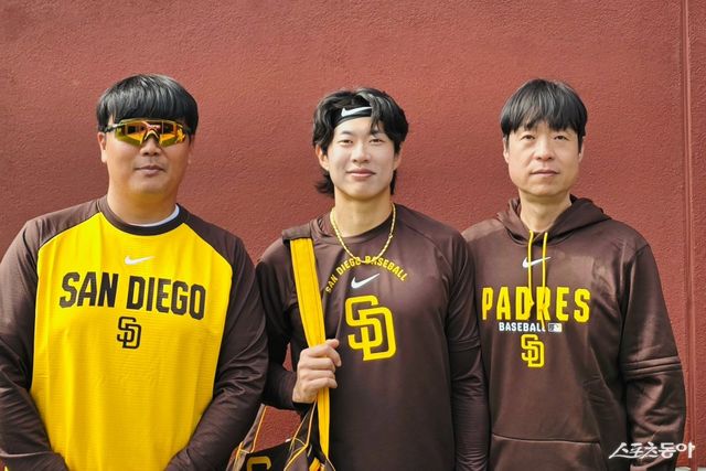 허문회 전 롯데 감독(오른쪽)이 샌디에이고 송성문의 개인 코디네이터로 현지 훈련 적응과 경기력 향상을 돕고 있다. 허 전 감독과 남궁훈 샌디에이고 아시아 지역 담당 스카우트(왼쪽), 송성문이 미국 애리조나 피오리아 스포츠 콤플렉스서 의기투합하고 있다. 사진제공｜허문회