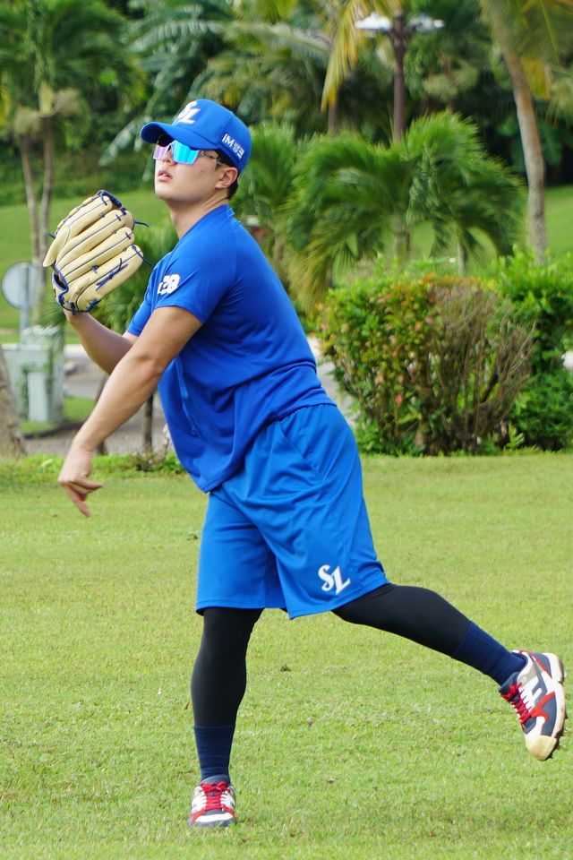 삼성 좌완 이승현, 양창섭, 이승민은 2026시즌 5선발 자리를 꿰차기 위해 1차 캠프지인 괌에서 연일 구슬땀을 흘리고 있다. 이승민이 캐치볼을 하고 있다. 사진제공｜삼성 라이온즈