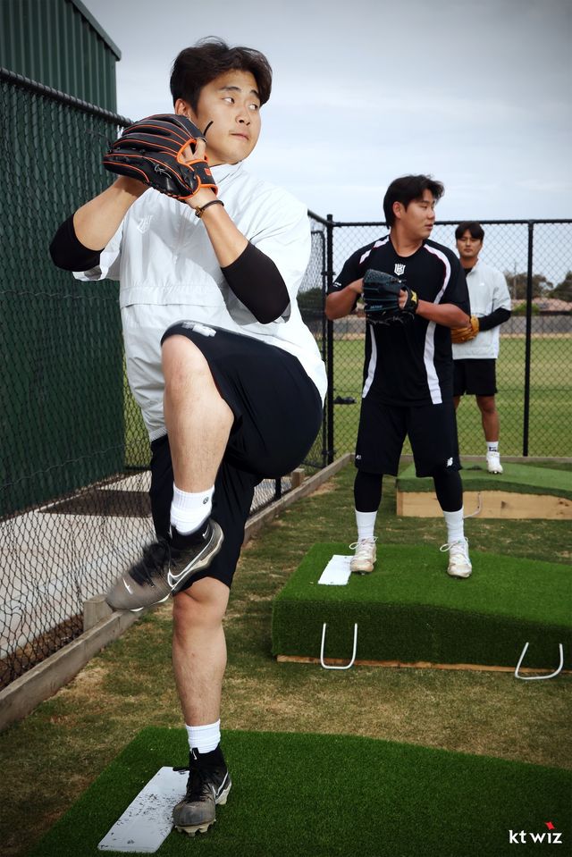 KT 박영현은 올해 스프링캠프에서도 구위 향상에 열을 올리고 있다. 박영현이 지난달 29일 호주 질롱 베이스볼 센터에서 열린 캠프 도중 투구 훈련을 소화하고 있다. 사진제공｜KT 위즈