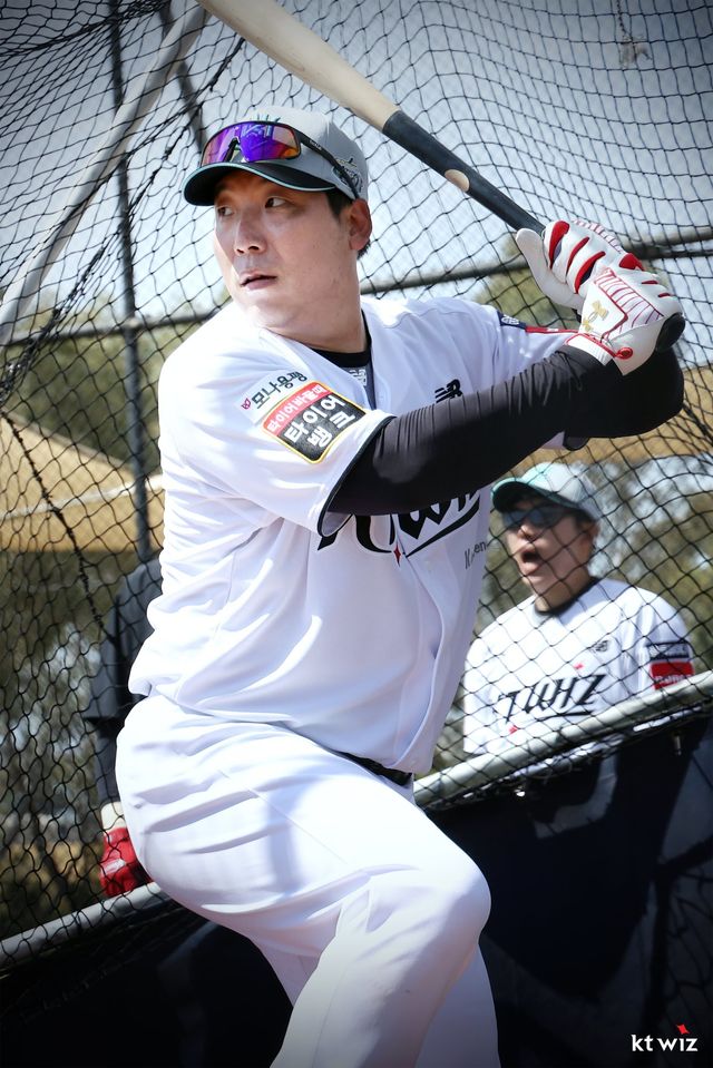 KT에 ‘김현수 효과’가 퍼지고 있다. 김현수가 지난달 29일 호주 질롱 베이스볼 센터에서 열린 스프링캠프 도중 타격 훈련을 소화하고 있다. 사진제공｜KT 위즈
