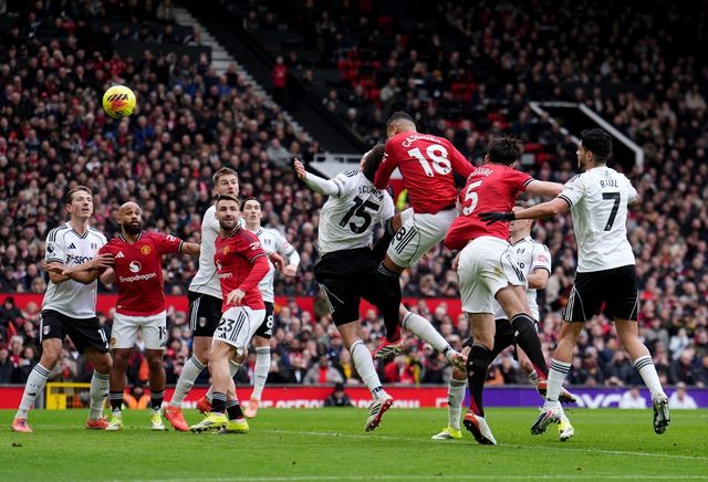 맨유 카세미루(18번)가 1일(한국시간) 풀럼과 홈경기 도중 헤더슛을 하고 있다. 맨체스터｜AP뉴시스