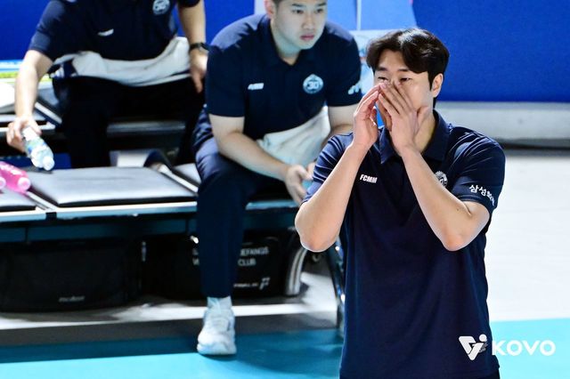 고준용 삼성화재 감독대행이 3일 대전충무체육관서 열린 대한항공과 V리그 홈경기 도중 선수들에게 파이팅을 불어넣고 있다. 사진제공｜KOVO
