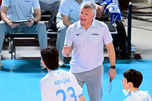 대한항공 헤난 달 조토 감독이 3일 대전충무체육관서 열린 삼성화재와 V리그 경기 도중 선수들에게 작전지시를 하고 있다. 사진제공｜KOVO