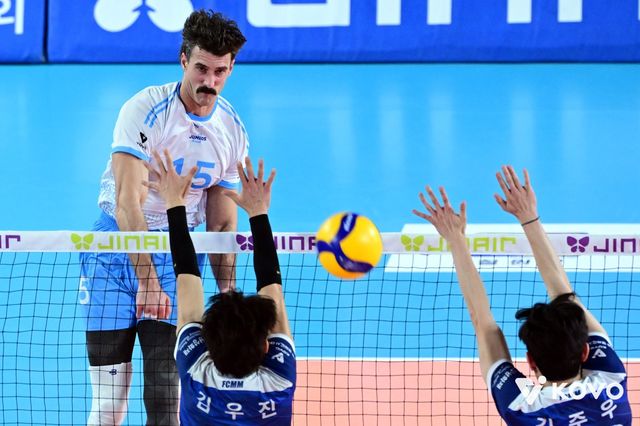 대한항공 외국인 공격수 러셀(왼쪽)이 3일 대전충무체육관서 열린 V리그 남자부 경기에서 삼성화재 블로킹을 피해 스파이크 공격을 성공시키고 있다. 사진제공｜KOVO