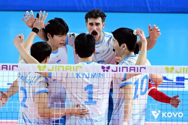 대한항공 선수들이 3일 대전충무체육관서 열린 삼성화재와 V리그 남자부 경기 도중 팀 득점에 환호하고 있다. 사진제공｜KOVO