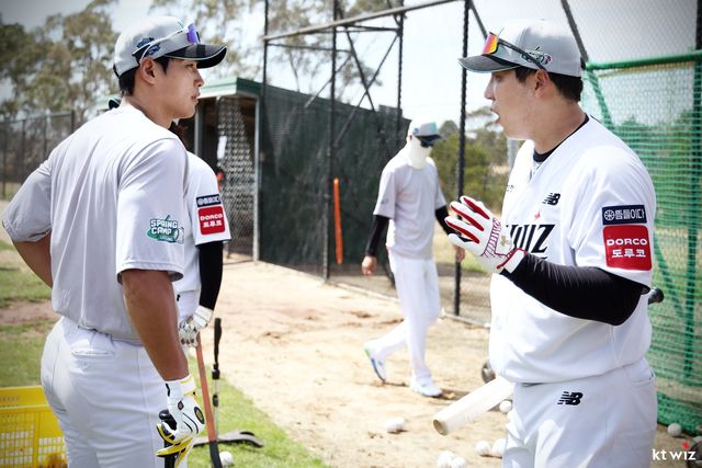 KT 김현수(오른쪽)가 지난달 29일 호주 질롱 베이스볼 센터에서 열린 스프링캠프 도중 장진혁과 대화하고 있다. 사진제공｜KT 위즈
