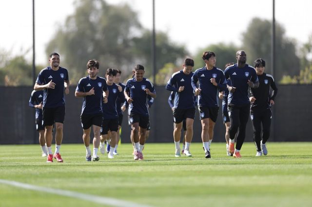 울산 선수들이 지난달 UAE 알아인에서 진행된 2026시즌 대비 동계전지훈련 도중 가볍게 뛰며 몸을 풀고 있다. 사진제공｜한국프로축구연맹