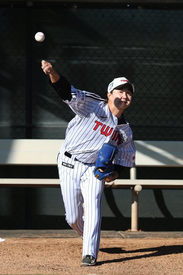 LG 유영찬이 4일(한국시간) 팀 1차 스프링캠프가 진행 중인 미국 애리조나주 스코츠데일서 불펜 피칭을 실시하고 있다. 사진제공｜LG 트윈스