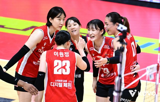 페퍼저축은행 선수들이 4일 광주 페퍼스타디움서 열린 현대건설과 홈경기서 득점한 뒤 기뻐하고 있다. 사진제공│KOVO