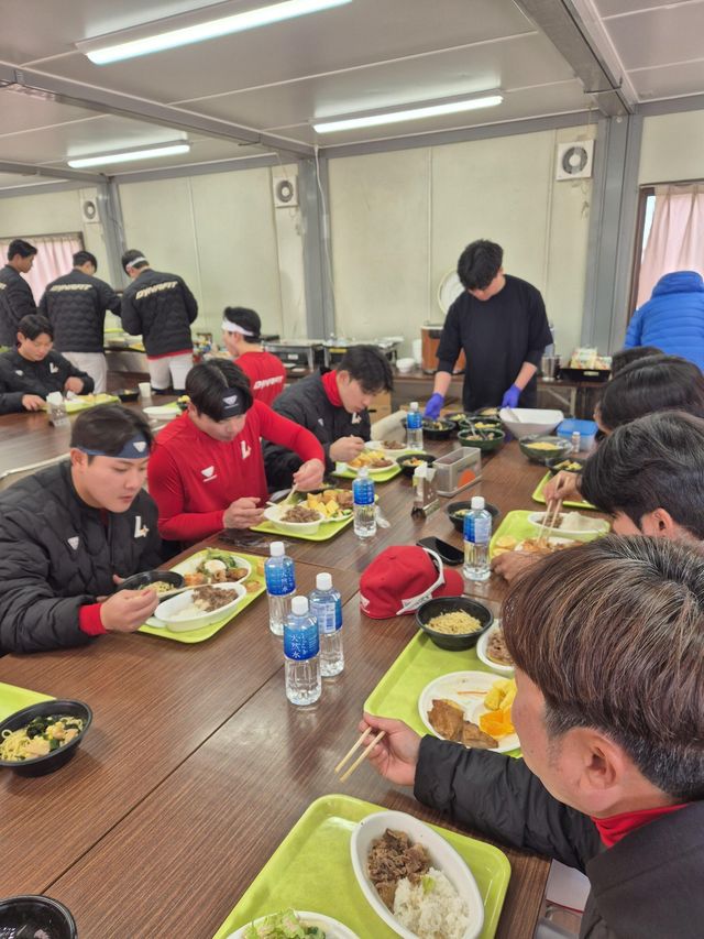 일본 미야자키에서 진행 중인 SSG 퓨처스팀 스프링캠프서 선수들이 맞춤형 식단 관리 시스템에 의해 차려진 식사를 하고 있는 모습. 사진제공｜SSG 랜더스