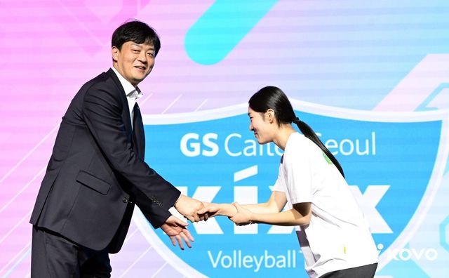 GS칼텍스 이영택 감독(왼쪽)이 지난해 9월 V리그 여자부 신인 드래프트에서 최윤영을 지명한 뒤 악수하고 있다. 사진제공｜KOVO