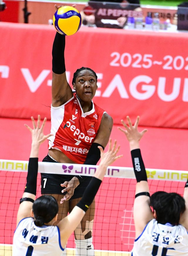 페퍼저축은행 조이(뒤)가 4일 광주 페퍼스타디움서 열린 현대건설과 홈경기서 연타 공격을 하고 있다. 사진제공│KOVO