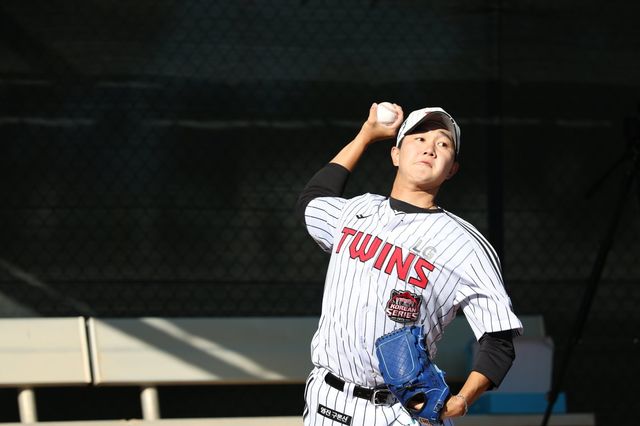 LG 유영찬이 4일(한국시간) 팀 1차 스프링캠프가 진행 중인 미국 애리조나주 스코츠데일서 힘차게 공을 던지고 있다. 캠프 두 번째 불펜피칭을 실시한 유영찬은 “좌타자 상대 피칭에 중점을 두고 훈련을 하고 있다”고 전했다. 사진제공｜LG 트윈스