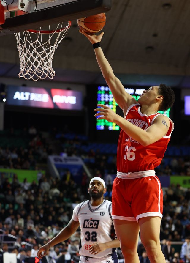 [서울=뉴시스] 황준선 기자 = 2일 서울 송파구 잠실학생체육관에서 열린 2025-2026 KBL 프로농구 서울 SK 나이츠와 부산 KCC 이지스의 경기, SK 에디 다니엘이 슛 하고 있다. 2026.02.02. hwang@newsis.com