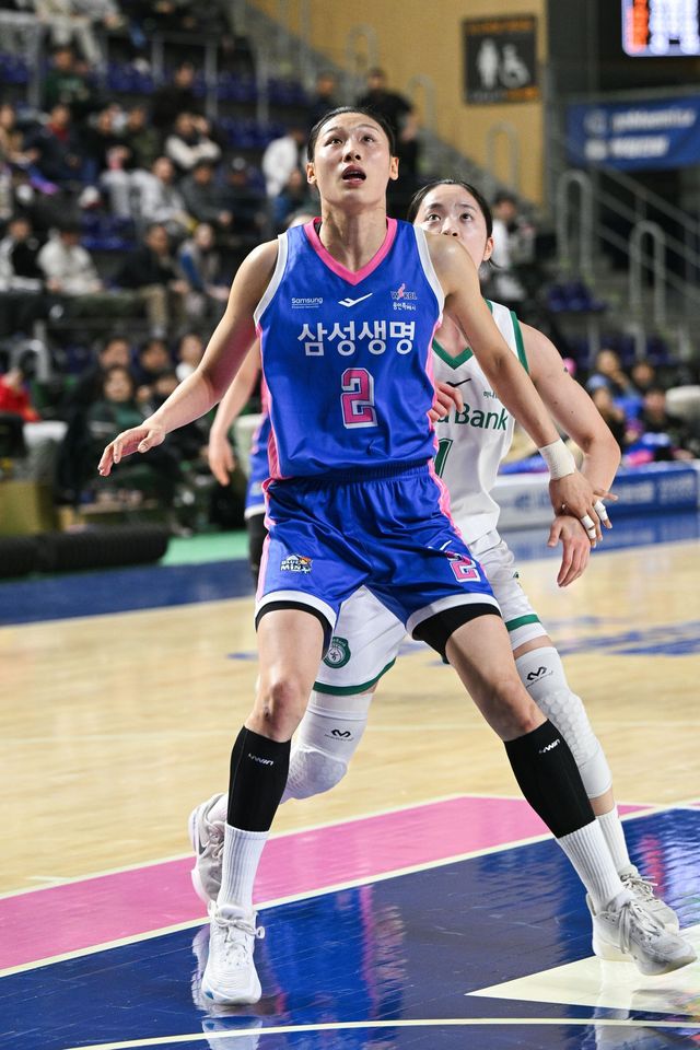 삼성생명 이해란(앞)이 4일 용인체육관서 열린 ‘BNK금융 2025~2026 여자프로농구’ 5라운드 하나은행전서 자리 싸움을 벌이고 있다. 사진제공｜WKBL