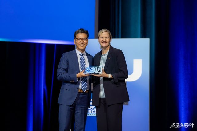 김재열 ISU&nbsp;회장(왼쪽)이&nbsp;4일 이탈리아 밀라노에서 열린 제145차 IOC 총회에서 집행위원회&nbsp;위원에 선출됐다. 커스티 코벤트리 IOC 위원장과 기념촬영하는 김 회장. 스포츠동아DB