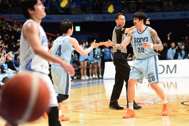 소노 이재도(4번)는 늑골 부상에서 회복한 이후 코트에서 제 기량을 찾아가고 있다. 팀과 함께 반등해 6강 PO에 진출하겠다는 각오다. 사진제공｜KBL
