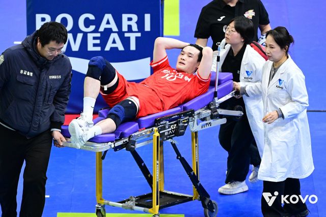 한국전력 김정호(가운데)가 지난해 12월 23일 삼성화재와 홈경기 도중 왼쪽 발목을 접질려 들것에 실려 경기장을 빠져나가고 있다. 사진제공｜KOVO