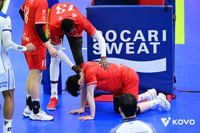 한국전력 김정호(가운데)가 지난해 12월 23일 삼성화재와 홈경기 도중 왼쪽 발목을 접질려 고통스러워 하고 있다. 사진제공｜KOVO