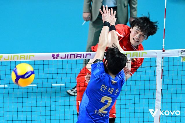 한국전력 김정호(뒤)가 2일 우리카드와 홈경기 도중 한태준의 블로킹을 피해 스파이크를 하고 있다. 사진제공｜KOVO