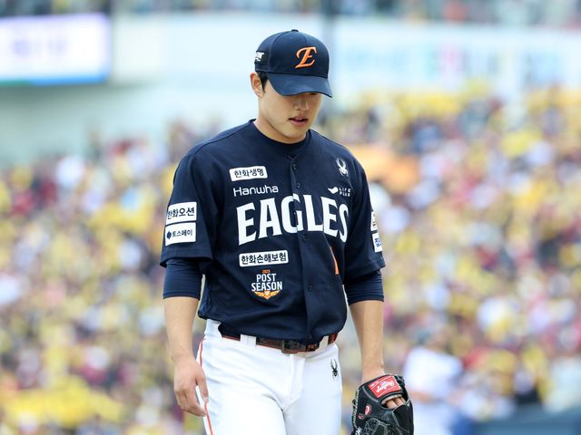 한화 문동주가 4일 호주 멜버른에서 진행 중인 팀 스프링캠프 도중 불펜 피칭을 준비하다 어깨 통증을 느꼈다. 문동주는 훈련을 모두 즉각 중단했다. 야구대표팀 최종 명단에서도 이름이 빠지며 WBC 출전이 불발됐다. 뉴시스