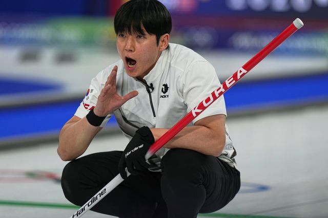 한국 컬링 믹스더블대표팀 정영석이 5일(한국시간) 코르티나컬링스타디움서 열린 스웨덴전에서 작전을 지시하고 있다. 코르티나담페초ㅣAP뉴시스