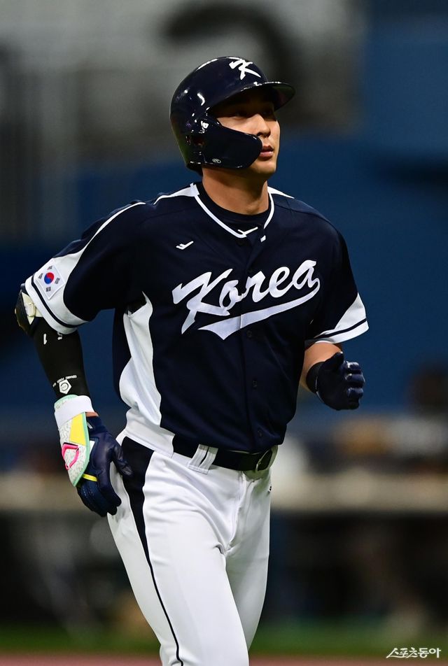 샌프란시스코 이정후는 2026 WBC 대표팀 주장으로 선임됐다. 그는 선배와 후배의 가교 역할을 잘하며 목표인 2라운드 진출에 힘을 보태려 한다. 스포츠동아DB