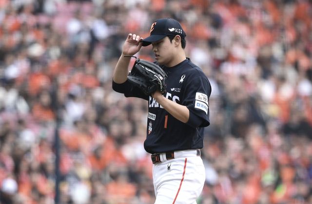 한화 문동주는 오른쪽 어깨 통증으로 일시 귀국한다. 7일 병원 검진을 끝낸 뒤 8일 스프링캠프가 열리고 있는 멜버른으로 출국한다. 뉴시스