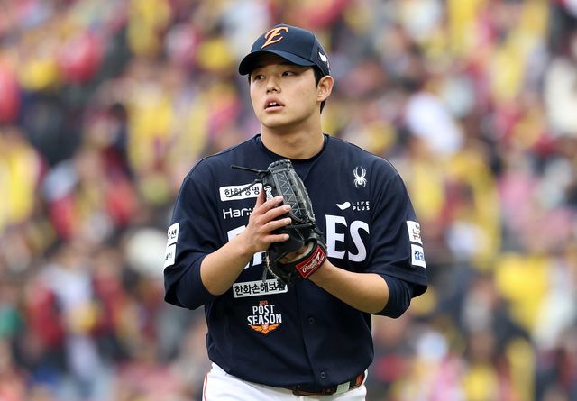 한화 문동주는 오른쪽 어깨 통증으로 일시 귀국한다. 7일 병원 검진을 끝낸 뒤 8일 스프링캠프가 열리고 있는 멜버른으로 출국한다. 뉴시스