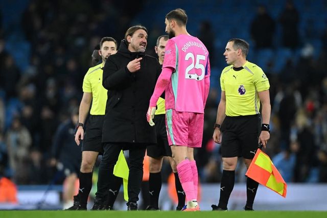 맨체스터 시티 골키퍼 돈나룸마(25번)는 지난해 11월 리즈와 EPL 경기 도중 부상을 가장하고 의도적으로 시간을 끌어 팀이 재정비해 역전승할 기회를 제공했다는 의혹을 받고 있다. 잘 싸우고도 진 리즈 감독이 당시 상황에 대해 강하게 항의하는 모습. 사진출처｜리즈 유나이티드 페이스북