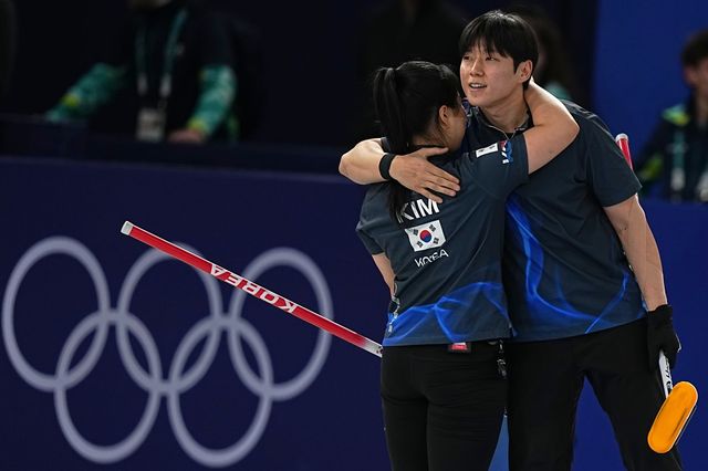 한국 컬링 믹스더블대표팀 김선영(왼쪽), 정영석이 8일(한국시간) 미국전에서 연장 끝에 6-5로 승리하며 첫 승을 거둔 뒤 기쁨을 만끽하고 있다. 코르티나담페초ㅣAP뉴시스