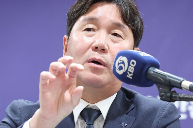 류지현 대표팀 감독은 2026 WBC 첫 맞대결 상대인 체코전의 중요성을 강조했다. 승리와 함께 투수를 최대한 아끼려는 계획이다. 뉴시스