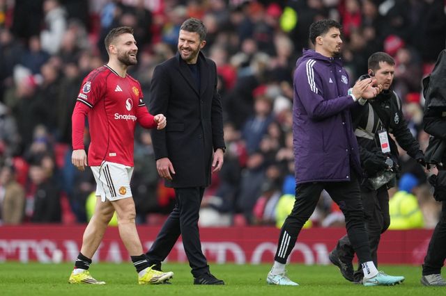 마이클 캐릭 맨유 감독(오른쪽)이 7일(한국시간) 토트넘과 홈경기를 마친 뒤 루크 쇼(왼쪽)과 대화하고 있다. 맨체스터｜AP뉴시스