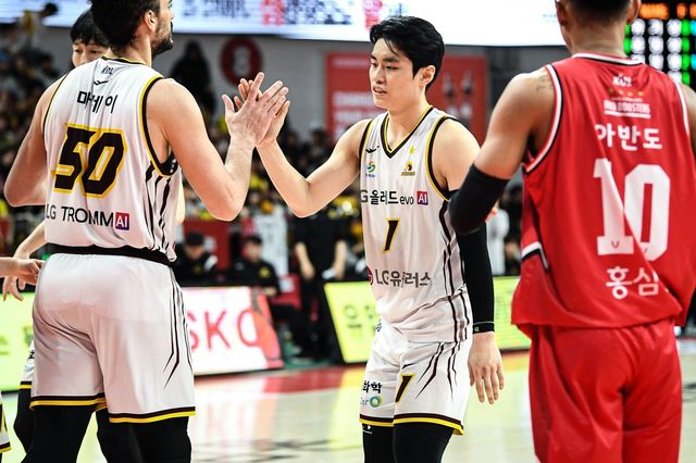 LG 유기상(1번)은 8일 안양정관장아레나에서 열린 정관장과 원정경기에서 22점으로 활약했다. LG는 2위 정관장을 꺾으며 1위를 사수했다. 사진제공｜KBL