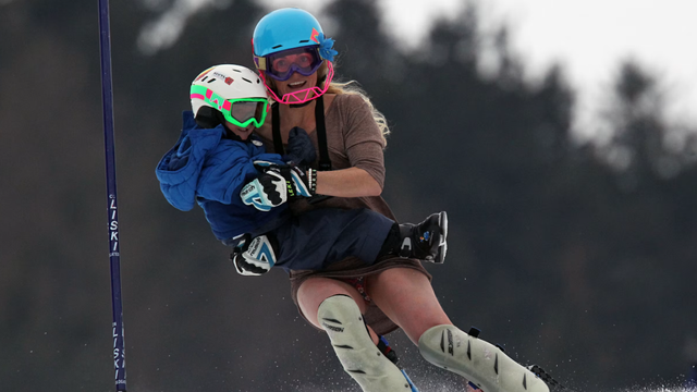 사라 슐레퍼가 2011년 은퇴 경기에서 아들 라세 각시올라를 안고 슬로프를 내려오고 있다. 사진출처｜올림픽 공식 홈페이지