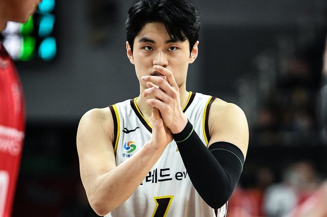 LG 유기상은 8일 안양정관장아레나에서 열린 정관장과 원정경기에서 22점으로 활약했다. LG는 2위 정관장을 꺾으며 1위를 사수했다. 사진제공｜KBL