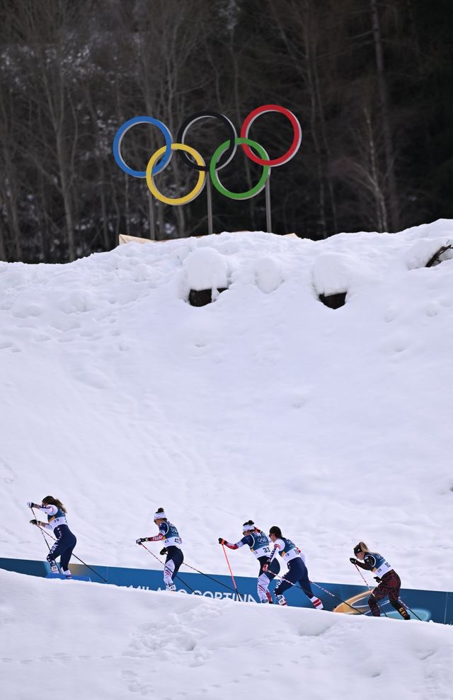 여자 크로스컨트리 선수들이 7일(한국시간) 이탈리아 테세로에서 열린 2026밀라노·코르티나담페초동계올림픽 크로스컨트리 여자 10㎞ +10㎞ 스키애슬론에서 역주하고 있다. 한국 국가대표 이의진과 한다솜은 아쉽게 완주에 실패했다. 테세로｜신화 뉴시스