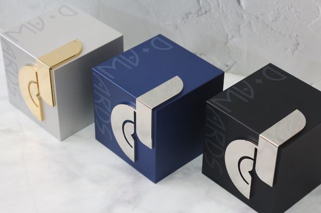 디 어워즈의 또다른 시그니처 ‘삼색 트로피’ 디 큐브(D CUBE)의 영예는 누구에게 돌아갈 것인가. 블루라벨(가운데)은 본상, 실버 라벨은 신인상에 해당하며 블랙라벨(오른쪽)의 경우 8개 부문 대상 아티스트에게 돌아간다.