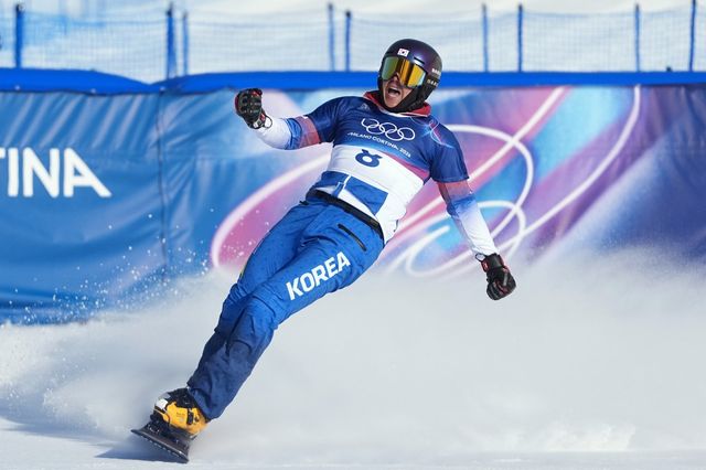 김상겸이 8일(한국시간) 리비뇨 스노 파크서 열린 2026밀라노·코르티나담페초동계올림픽 스노보드 남자 평행대회전 결승서 은메달을 목에 걸었다. 리비뇨｜AP뉴시스