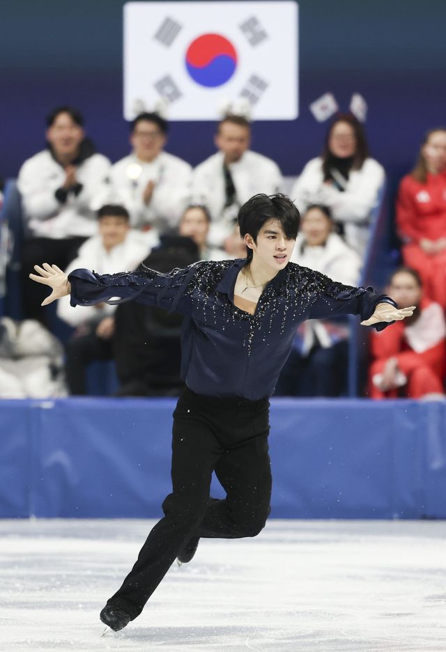 차준환이 8일(한국시간) 이탈리아 밀라노 아이스스케이팅 아레나서 열린 2026밀라노·코르티나담페초동계올림픽 피겨스케이팅 팀 이벤트 남자 싱글 쇼트프로그램에서 연기를 펼치고 있다. 밀라노｜뉴시스