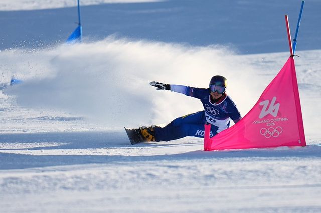이상호가 8일(한국시간) 리비뇨 스노 파크서 열린 2026밀라노·코르티나담페초동계올림픽 스노보드 남자 평행대회전 예선서 레드 코스를 타고 있다. 리비뇨｜AP뉴시스