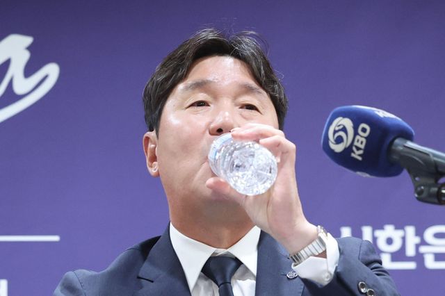 류지현 야구대표팀 감독이 6일 프레스센터에서 열린 WBC 대표팀 명단 발표 기자회견에서 답변 도중 물을 마시고 있다. 뉴시스