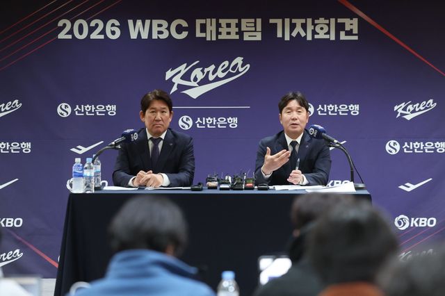 류지현 야구대표팀 감독(오른쪽)과 조계현 KBO 전력강화위원장이 6일 프레스센터에서 열린 WBC 대표팀 명단 발표 기자회견에서 취재진 질의에 답하고 있다. 뉴시스
