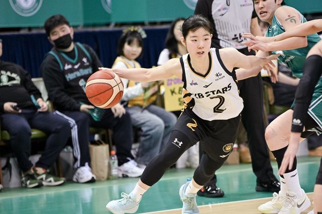 KB스타즈 허예은(왼쪽)이 9일 부천체육관서 열린 ‘BNK금융 2025~2026 여자프로농구’ 정규리그 5라운드 하나은행과 원정경기서 상대 수비를 피해 드리블돌파를 시도하고 있다. 허예은은 18득점 활약으로 팀의 68-65 승리를 이끌었다. 사진제공｜WKBL