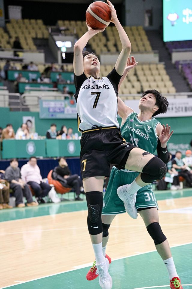 KB스타즈 박지수(왼쪽)가 9일 부천체육관서 열린 ‘BNK금융 2025~2026 여자프로농구’ 정규리그 5라운드 하나은행과 원정경기서 상대 수비를 뚫고 골밑 슛을 던지고 있다. 사진제공｜WKBL