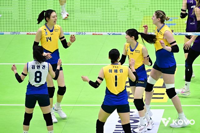 현대건설 선수들이 9일 수원체육관서 열린 흥국생명과 V리그 여자부 홈경기에서 팀 득점에 성공한 뒤 기뻐하고 있다. 사진제공｜KOVO