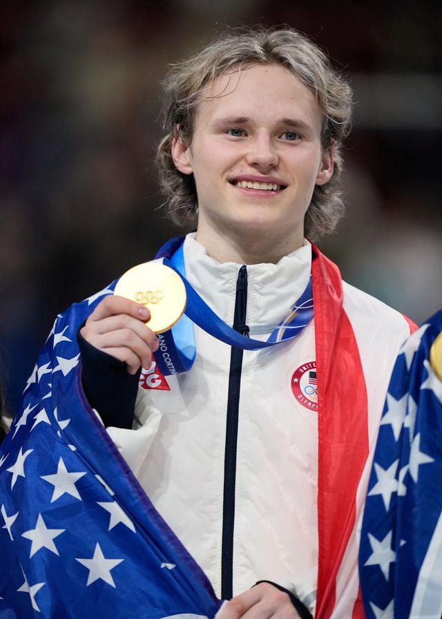 일리야 말리닌(미국)이 9일(한국시간) 이탈리아 밀라노 아이스스케이팅 아레나서 끝난 2026밀라노·코르티나담페초동계올림픽 피겨스케이팅 팀 이벤트서 금메달을 따낸 뒤 환하게 웃고 있다.밀라노｜AP뉴시스