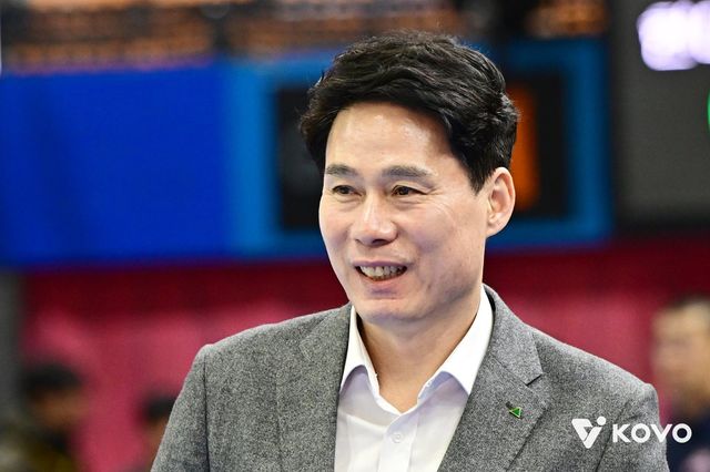 강성형 현대건설 감독이 9일 수원체육관서 열린 흥국생명과 V리그 여자부 홈경기 도중 미소짓고 있다. 사진제공｜KOVO